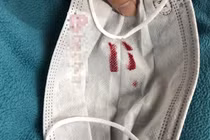 Cô nàng mừng “rơi nước mắt” khi lấy chiếc khẩu trang dính son để thử chồng