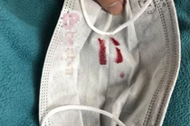 Cô nàng mừng “rơi nước mắt” khi lấy chiếc khẩu trang dính son để thử chồng