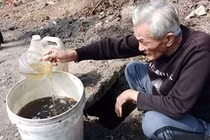 Thanh Hóa: Sau sự cố tràn dầu, dân mang xô ra hớt về dùng