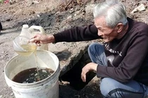 Thanh Hóa: Sau sự cố tràn dầu, dân mang xô ra hớt về dùng