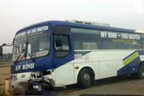 TNGT kinh hoàng: Nam thanh niên bị “hút” vào gầm xe khách