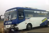 TNGT kinh hoàng: Nam thanh niên bị “hút” vào gầm xe khách