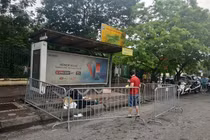 Hà Nội: Tá hỏa phát hiện thi thể người đàn ông ở điểm dừng xe buýt