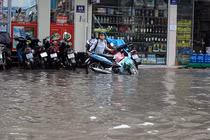 Ảnh: Mưa cực lớn khiến đường phố Hà Nội biến thành sông