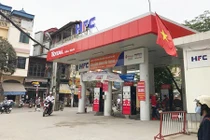 Hà Nội: Nhân viên cây xăng mải nghe điện thoại, quên cả thu tiền