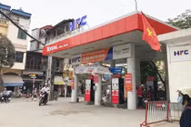 Hà Nội: Nhân viên cây xăng mải nghe điện thoại, quên cả thu tiền