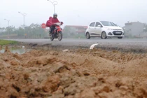 Cảnh nhếch nhác ở tuyến đường tránh được trạm BOT Bắc Thăng Long - Nội Bài thu “hộ“