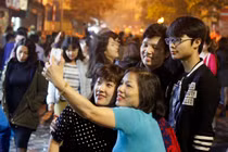 Hình ảnh ấn tượng thời khắc giao thừa ở Hà Nội