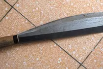 Đang ôm con ngủ, người đàn bà bị kẻ lạ mặt chém dã man