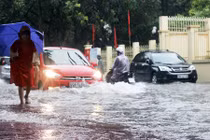 Ảnh: Đường phố Hà Nội tiếp tục ngập sâu do bão số 3