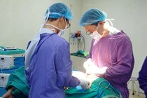 Bệnh viện E cứu thành công một cô gái bị đạn bắn thủng bụng