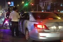 Dân đuổi đánh lái xe Camry gây tai nạn bỏ chạy ở Hà Nội