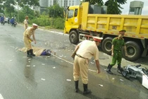 Ảnh: Xe bồn cán chết người tháo chạy khỏi hiện trường trong mưa