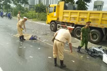 Ảnh: Xe bồn cán chết người tháo chạy khỏi hiện trường trong mưa