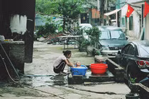 Ảnh: Tiềm tàng ổ dịch sốt xuất huyết xóm nghèo ở nhà tiền tỷ