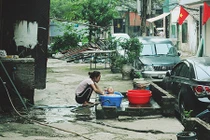 Ảnh: Tiềm tàng ổ dịch sốt xuất huyết xóm nghèo ở nhà tiền tỷ