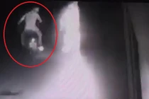 Nghi đi tiểu bậy bị nhắc nhở, tưới xăng đốt nhà người khác