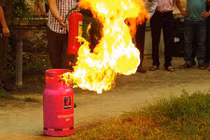 Kinh hoàng con rể ôm 4 bình gas tới nhà vợ ở Hà Nội