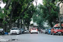 Nhếch nhác vỉa hè mặt vòm phố Phùng Hưng trước ngày “lột xác“