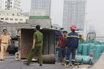 Cận cảnh xe tải chở gas lật giữa đường cao tốc trên cao