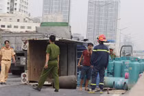 Cận cảnh xe tải chở gas lật giữa đường cao tốc trên cao