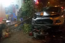 Hà Nội: Ô tô tông liên hoàn 3 xe máy, húc đổ cây