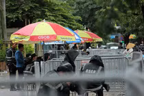 Ảnh: Cảnh sát lập rào sắt, chốt chặn trước trụ sở VFF