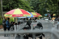 Ảnh: Cảnh sát lập rào sắt, chốt chặn trước trụ sở VFF