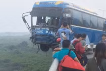 TNGT kinh hoàng trên cầu Thanh Trì, ô tô suýt lao xuống sông