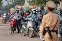 Để dòng người ùn ùn dắt xe máy ngược chiều, CSGT Hà Nội nói gì?