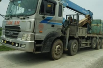 Cận cảnh xe quá tải cày nát đường đê ở Hà Nội