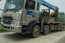 Cận cảnh xe quá tải cày nát đường đê ở Hà Nội