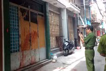 Con vay tiền không trả, bố mẹ ở nhà bị ném chất bẩn