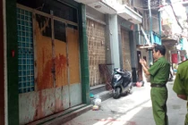 Con vay tiền không trả, bố mẹ ở nhà bị ném chất bẩn