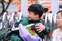 Người thân bịn rịn tiễn con em lên đường nhập ngũ ở Hà Nội