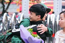 Người thân bịn rịn tiễn con em lên đường nhập ngũ ở Hà Nội