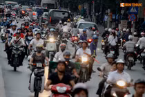 Người Hà Nội nghẹt thở đi trên đường Kim Mã ngăn đôi