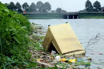 Kinh hãi cảnh ô nhiễm hồ nước ở công viên Yên Sở lớn nhất Việt Nam