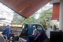 Hà Nội: Cuộc sống đảo lộn vì xe tải "quần nát" khu dân cư 