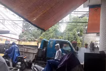 Hà Nội: Cuộc sống đảo lộn vì xe tải "quần nát" khu dân cư 