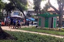 Hãi hùng thi thể người đàn ông trong nhà vệ sinh công cộng