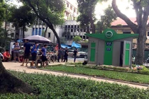 Hãi hùng thi thể người đàn ông trong nhà vệ sinh công cộng