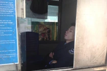 BOT Bắc Thăng Long - Nội Bài xả trạm: Nhân viên thu phí ngồi khoanh tay ngủ