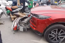 Hiện trường nữ tài xế lái ôtô đâm loạt xe máy ở Hà Nội