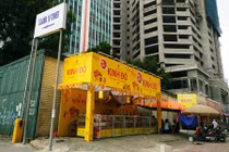 Hà Nội: Quầy bánh Trung thu “bày trận nuốt vỉa hè” người đi bộ 