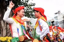 Ảnh: Người Hà Nội hào hứng với màn diễn “con đĩ đánh bồng“