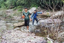 Chùm ảnh: Phóng viên băng rừng lội suối tác nghiệp