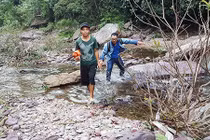 Chùm ảnh: Phóng viên băng rừng lội suối tác nghiệp