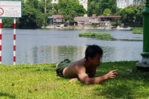 Sự thật đằng sau vụ thanh niên gặm cỏ ở hồ Thiền Quang