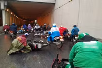 Hà Nội: Hàng loạt xe máy trượt ngã ở hầm Kim Liên